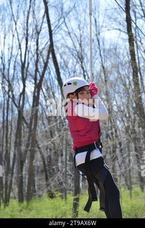 Jeune fille sur Zipline Banque D'Images