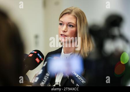 Duesseldorf, Allemagne. 24 novembre 2023. Laura Neumann, procureur, s’entretient avec des journalistes à l’extérieur de la salle d’audience. Un Allemand de 57 ans est jugé au tribunal de district de Düsseldorf pour une explosion dévastatrice dans un immeuble de grande hauteur à Ratingen. L'explosion survenue il y a six mois a blessé plusieurs membres de la police, des pompiers et des services d'ambulance, dont certains grièvement. Crédit : Oliver Berg/dpa Pool/dpa/Alamy Live News Banque D'Images