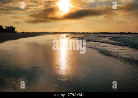 Vue panoramique de Shela Beach au lever du soleil à Lamu Isand, Kenya Banque D'Images
