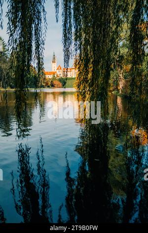 Château tchèque Pruhonice sur le lac dans le temps ensoleillé d'automne Banque D'Images