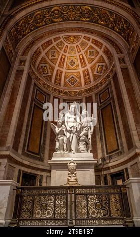 Paris, France - 12 21 2023 : vue à l'intérieur de l'église de la Madeleine Banque D'Images