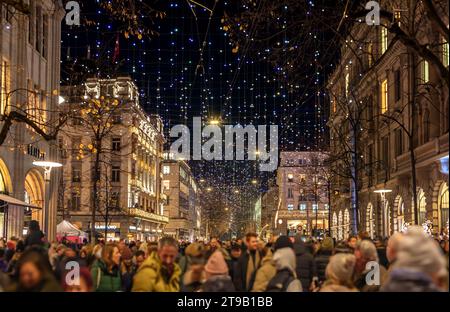 Zurich, Suisse - 23 novembre 2023 : les lumières de Noël ont été allumées à Zurich le 23 novembre 2023 à 6 h. Banque D'Images