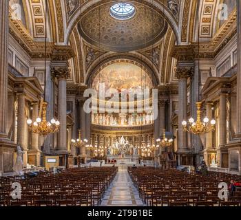 Paris, France - 12 21 2023 : vue à l'intérieur de l'église de la Madeleine Banque D'Images