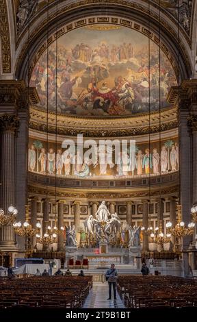 Paris, France - 12 21 2023 : vue à l'intérieur de l'église de la Madeleine Banque D'Images