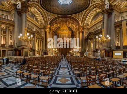 Paris, France - 12 21 2023 : vue à l'intérieur de l'église de la Madeleine Banque D'Images