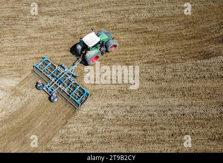 labourage du tracteur sur le terrain Banque D'Images