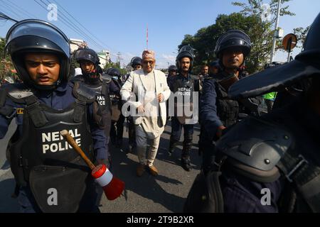Katmandou, ne, Népal. 24 novembre 2023. Le personnel de la police népalaise détient un partisan de la monarchie lors d'une deuxième journée de protestation exigeant le rétablissement de la monarchie à Katmandou, au Népal, le 24 novembre 2023. (Image de crédit : © Aryan Dhimal/ZUMA Press Wire) USAGE ÉDITORIAL SEULEMENT! Non destiné à UN USAGE commercial ! Banque D'Images