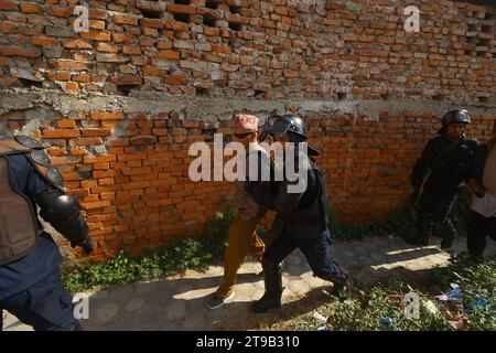 Katmandou, ne, Népal. 24 novembre 2023. Le personnel de la police népalaise détient un partisan de la monarchie lors d'une deuxième journée de protestation exigeant le rétablissement de la monarchie à Katmandou, au Népal, le 24 novembre 2023. (Image de crédit : © Aryan Dhimal/ZUMA Press Wire) USAGE ÉDITORIAL SEULEMENT! Non destiné à UN USAGE commercial ! Banque D'Images