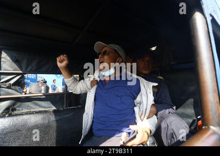 Katmandou, ne, Népal. 24 novembre 2023. Le personnel de la police népalaise détient un partisan de la monarchie lors d'une deuxième journée de protestation exigeant le rétablissement de la monarchie à Katmandou, au Népal, le 24 novembre 2023. (Image de crédit : © Aryan Dhimal/ZUMA Press Wire) USAGE ÉDITORIAL SEULEMENT! Non destiné à UN USAGE commercial ! Banque D'Images