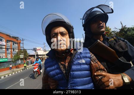 Katmandou, ne, Népal. 24 novembre 2023. Le personnel de la police népalaise détient un partisan de la monarchie lors d'une deuxième journée de protestation exigeant le rétablissement de la monarchie à Katmandou, au Népal, le 24 novembre 2023. (Image de crédit : © Aryan Dhimal/ZUMA Press Wire) USAGE ÉDITORIAL SEULEMENT! Non destiné à UN USAGE commercial ! Banque D'Images