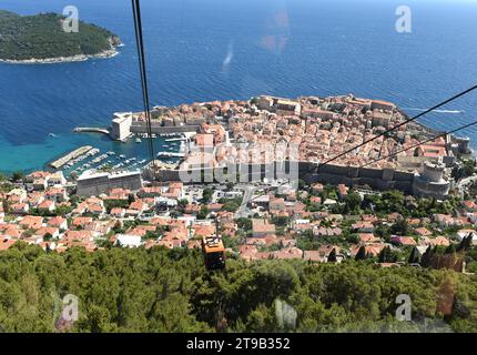 Dubrovnik, Croatie - 3 juillet 2021 : le téléphérique de Dubrovnik, Croatie. Banque D'Images