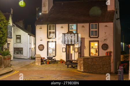 The Stag Pub, Cemaes Bay, Anglesey, pays de Galles du Nord. Le Pub le plus au nord du pays de Galles. Photographié en novembre 2023. Banque D'Images