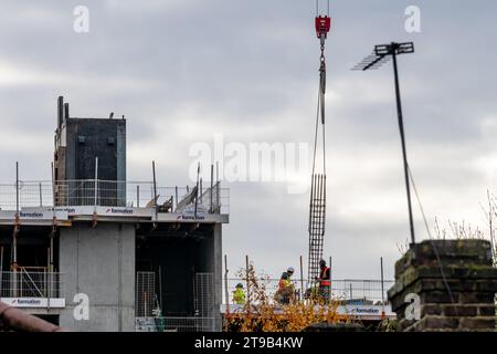Londres. UK- 11.22.2023. Les ouvriers de la construction construisent un immeuble de grande hauteur. Banque D'Images