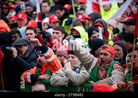 Duisburg, Allemagne. 24 novembre 2023. Les participants à un rassemblement dans le cadre de la journée nationale d'action pour un prix d'électricité de pont se tiennent devant l'usine ThyssenKrupp. Les syndicats réclament une réduction temporaire des prix de l’électricité pour les industries à forte intensité énergétique. Plusieurs milliers d'employés de l'industrie à forte intensité énergétique étaient attendus au rassemblement principal en Rhénanie-du-Nord-Westphalie. Crédit : Fabian Strauch/dpa/Alamy Live News Banque D'Images