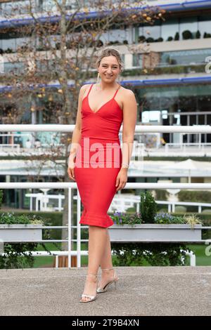 Ascot, Royaume-Uni. 24 novembre 2023. Il faisait froid et venteux jour que les coureurs sont arrivés à l'hippodrome d'Ascot pour une journée de courses hippiques au vendredi de novembre Racing. Crédit : Maureen McLean/Alamy Live News Banque D'Images