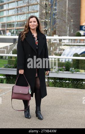 Ascot, Royaume-Uni. 24 novembre 2023. Il faisait froid et venteux jour que les coureurs sont arrivés à l'hippodrome d'Ascot pour une journée de courses hippiques au vendredi de novembre Racing. Crédit : Maureen McLean/Alamy Live News Banque D'Images