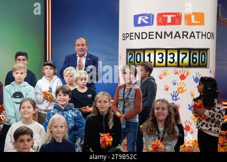 Wolfram KONS, modérateur, und die Kinder freuen sich ueber die Spendensumme in Hoehe von 20.133.760 Euro, 28. RTL Spendenmarathon Wir helfen Kindern , Fernsehen, 16.-17.11.2023. *** Wolfram KONS, présentateur, et les enfants sont ravis du don total de 20 133 760 euros, 28 RTL Spendenmarathon Wir helfen Kindern , télévision, 16 17 11 2023 Banque D'Images