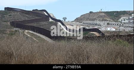 San Ysidro, CA, États-Unis - 30 juillet 2023 : le mur frontalier des États-Unis au Mexique près de Border Field State Park Beach. Banque D'Images