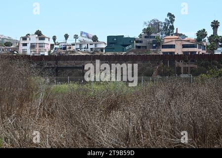 San Ysidro, CA, États-Unis - 30 juillet 2023 : le mur frontalier des États-Unis au Mexique près de Border Field State Park Beach. Banque D'Images