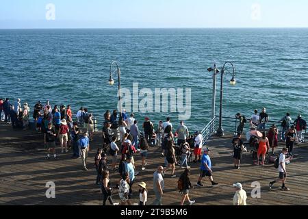 Los Angeles, Californie, États-Unis - 29 juillet 2023 : foule de gens sur la jetée de Santa Monica. Banque D'Images
