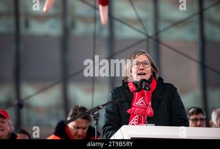 Duisburg, Allemagne. 24 novembre 2023. Christiane Benner, présidente d’IG Metall, prend la parole lors d’un rassemblement dans le cadre de la journée nationale d’action pour un prix de l’électricité des ponts. Les syndicats réclament une réduction temporaire du prix de l'électricité pour les industries à forte intensité énergétique. Plusieurs milliers d'employés de l'industrie à forte intensité énergétique étaient attendus au rassemblement principal en Rhénanie-du-Nord-Westphalie. Crédit : Fabian Strauch/dpa/Alamy Live News Banque D'Images