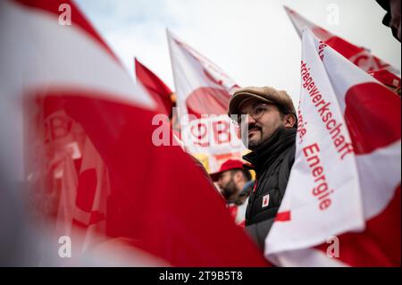 Duisburg, Allemagne. 24 novembre 2023. Un participant à un rassemblement dans le cadre de la journée nationale d'action pour un prix d'électricité de pont se tient dans la foule devant la centrale ThyssenKrupp. Les syndicats réclament une réduction temporaire des prix de l’électricité pour les industries à forte intensité énergétique. Plusieurs milliers d'employés de l'industrie à forte intensité énergétique étaient attendus au rassemblement principal en Rhénanie-du-Nord-Westphalie. Crédit : Fabian Strauch/dpa/Alamy Live News Banque D'Images