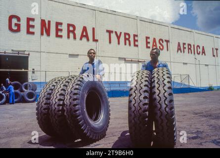 Tanzanie, Arusha - usine General tire où les pneus de gros tracteurs sont fabriqués. Banque D'Images