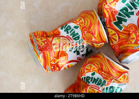 KIEV, UKRAINE - 4 MAI, 2023 : Mirinda boisson orange dans une boîte d'agrumes orange avec un design classique et logo en gros plan Banque D'Images