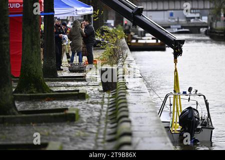 Aalst, Belgique. 24 novembre 2023. Les services d'urgence mènent une opération de recherche dans la rivière Dender à Aalst le vendredi 24 novembre 2023. La perquisition serait liée au décès d ' une femme de 55 ans et de son fils de 22 ans, qui avaient été retrouvés morts chez eux à Denderhoutem le 11 novembre 2023. Le suspect, l'ex-partenaire de la femme, n'a pas encore été retrouvé. BELGA PHOTO JASPER JACOBS crédit : Belga News Agency/Alamy Live News Banque D'Images