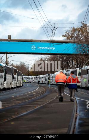 Duisburg, Allemagne. 24 novembre 2023. Les participants à un rassemblement dans le cadre de la journée nationale d'action pour une promenade de prix d'électricité de pont entre les autocars où ils sont venus. Les syndicats réclament une réduction temporaire des prix de l’électricité pour les industries à forte intensité énergétique. Plusieurs milliers d'employés de l'industrie à forte intensité énergétique étaient attendus au rassemblement principal en Rhénanie-du-Nord-Westphalie. Crédit : Fabian Strauch/dpa/Alamy Live News Banque D'Images