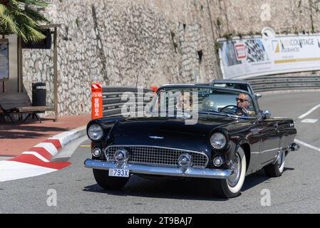 Monaco, Monaco - Noir 1955 Ford Thunderbird conduisant sur la route dans l'épingle à cheveux Fairmont. Banque D'Images