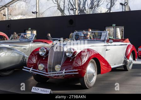 Paris, France - RM Sotheby's Paris 2020. Focus sur un Cabriolet Delahaye 135 rouge et argent 1946 de Figoni et Falaschi. N° de châssis 800308. Banque D'Images