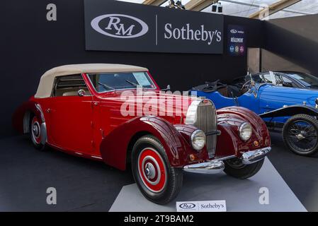 Paris, France - RM Sotheby's Paris 2020. Focus sur une Bugatti Type 57C Stelvio rouge 1938 de Gangloff. N° de châssis 57737. Banque D'Images