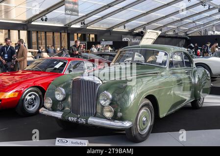 Paris, France - RM Sotheby's Paris 2020. Focus sur une berline Bentley R-Type Continental Sports 1953 verte de H.J. Mulliner. N° de châssis BC15B. Banque D'Images