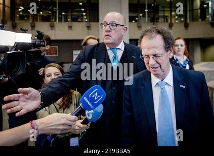 LA HAYE - Gom van Strien à l'arrivée à la Chambre des représentants pour une consultation avec la Présidente de la Chambre, Vera Bergkamp. Van Strien a été nommé scout lors d'une consultation avec le Président de la Chambre et les chefs de parti choisis sur la base des résultats provisoires des élections. ANP REMKO DE WAAL netherlands Out - belgique Out Banque D'Images