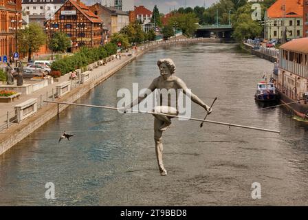 Traversée de la rivière, 2004, par Jerzy Kędziora, sur la rivière Brda à Bydgoszcz, Kujawsko-Pomorskie, Pologne Banque D'Images