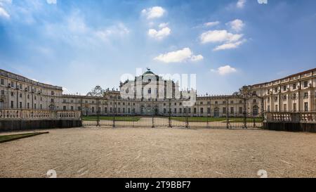 Le château de Stupinigi, l'une des résidences royales entourant Turin qui ont été utilisées par la Maison de Savoie comme lieu de loisirs et de chasse. Banque D'Images