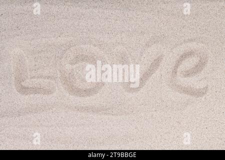 Inscription Amour sur le sable à la plage. Amour écrit dans le sable sur la plage avec vague. Concepts photographie. Mise au point sélective Banque D'Images