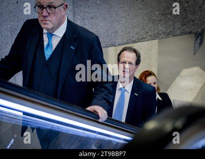 LA HAYE - Gom van Strien à l'arrivée à la Chambre des représentants pour une consultation avec la Présidente de la Chambre, Vera Bergkamp. Van Strien a été nommé scout lors d'une consultation avec le Président de la Chambre et les chefs de parti choisis sur la base des résultats provisoires des élections. ANP REMKO DE WAAL netherlands Out - belgique Out Banque D'Images