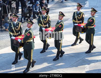 (231124) -- SHENYANG, 24 novembre 2023 (Xinhua) -- des gardes d'honneur portant les cercueils des martyrs des volontaires du peuple chinois (CPV) tombés au combat entrent dans le cimetière escortés par des soldats de l'Armée populaire de libération chinoise lors d'une cérémonie d'enterrement au cimetière des martyrs du CPV à Shenyang, dans la province du Liaoning, au nord-est de la Chine, le 24 novembre 2023. Les restes de 25 soldats du CPV tués dans la guerre pour résister à l'agression américaine et Aid Korea (1950-1953) ont été enterrés vendredi dans un cimetière à Shenyang. Les restes des soldats tombés au combat ont été retournés en Chine de la République de Corée jeudi. C'était le 10e re de ce genre Banque D'Images