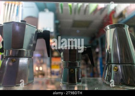 Cafetière italienne en acier inoxydable, élégamment conçue pour préparer un expresso riche et aromatique. Parfait pour les scènes de café à la mode et les visuels de brassage maison. Banque D'Images