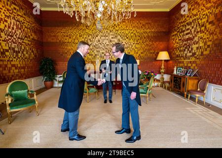 LA HAYE - le roi Willem-Alexander (L) a prêté serment à Christophe van der Maat (VVD) en tant que secrétaire d'Etat à la Défense. Van der Maat a temporairement repris les fonctions d'Eric van der Burg à la Justice et à la sécurité et retourne à son ancien poste à la Défense. ANP POOL MISCHA SCHOEMAKER netherlands Out - belgique Out Banque D'Images