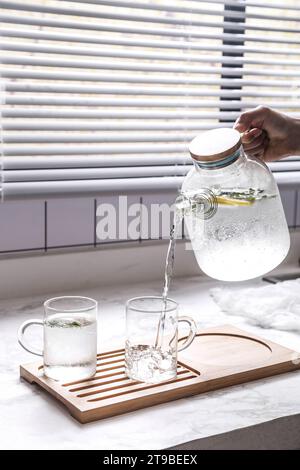 de l'eau filtrée avec des feuilles de menthe, une simple eau détox corporelle qui peut être faite à la maison Banque D'Images