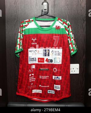 Vue détaillée d'un maillot de défi 7 in 7 in 7 que Kevin Sinfield portera lors d'un photocall à Headingley, Leeds. Kevin Sinfield courra une fois de plus sept ultra marathons en sept jours le mois prochain, alors qu’il poursuit sa campagne de collecte de fonds et de sensibilisation pour aider les personnes touchées par la maladie du motoneurone. Date de la photo : Vendredi 24 novembre 2023. Banque D'Images