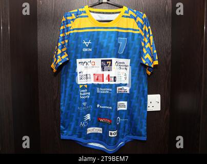 Vue détaillée d'un maillot de défi 7 in 7 in 7 que Kevin Sinfield portera lors d'un photocall à Headingley, Leeds. Kevin Sinfield courra une fois de plus sept ultra marathons en sept jours le mois prochain, alors qu’il poursuit sa campagne de collecte de fonds et de sensibilisation pour aider les personnes touchées par la maladie du motoneurone. Date de la photo : Vendredi 24 novembre 2023. Banque D'Images