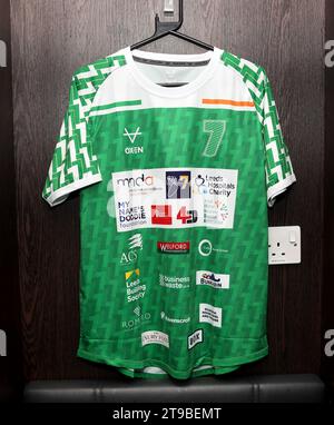 Vue détaillée d'un maillot de défi 7 in 7 in 7 que Kevin Sinfield portera lors d'un photocall à Headingley, Leeds. Kevin Sinfield courra une fois de plus sept ultra marathons en sept jours le mois prochain, alors qu’il poursuit sa campagne de collecte de fonds et de sensibilisation pour aider les personnes touchées par la maladie du motoneurone. Date de la photo : Vendredi 24 novembre 2023. Banque D'Images