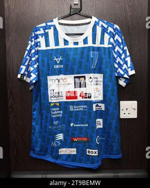Vue détaillée d'un maillot de défi 7 in 7 in 7 que Kevin Sinfield portera lors d'un photocall à Headingley, Leeds. Kevin Sinfield courra une fois de plus sept ultra marathons en sept jours le mois prochain, alors qu’il poursuit sa campagne de collecte de fonds et de sensibilisation pour aider les personnes touchées par la maladie du motoneurone. Date de la photo : Vendredi 24 novembre 2023. Banque D'Images