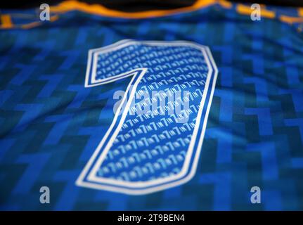 Vue détaillée d'un maillot de défi 7 in 7 in 7 que Kevin Sinfield portera lors d'un photocall à Headingley, Leeds. Kevin Sinfield courra une fois de plus sept ultra marathons en sept jours le mois prochain, alors qu’il poursuit sa campagne de collecte de fonds et de sensibilisation pour aider les personnes touchées par la maladie du motoneurone. Date de la photo : Vendredi 24 novembre 2023. Banque D'Images