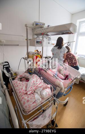 Pardubice, République tchèque. 24 novembre 2023. L'hôpital de Pardubice lance un projet tchèque-finlandais collaboration étroite avec les parents formation à la maternité à Pardubice, en République tchèque, le 24 novembre 2023. Crédit : Josef Vostarek/CTK photo/Alamy Live News Banque D'Images
