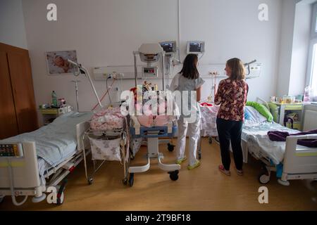 Pardubice, République tchèque. 24 novembre 2023. L'hôpital de Pardubice lance un projet tchèque-finlandais collaboration étroite avec les parents formation à la maternité à Pardubice, en République tchèque, le 24 novembre 2023. Crédit : Josef Vostarek/CTK photo/Alamy Live News Banque D'Images